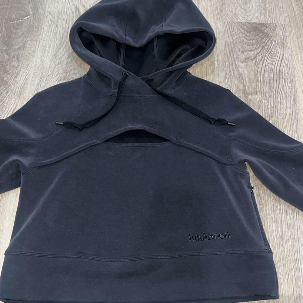 Black crop hoodie